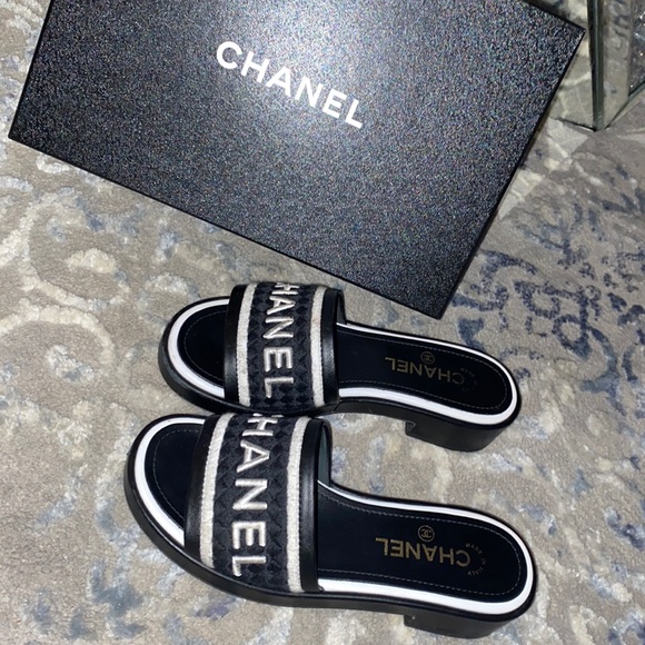 Lightly worn - Picture 1 of 3